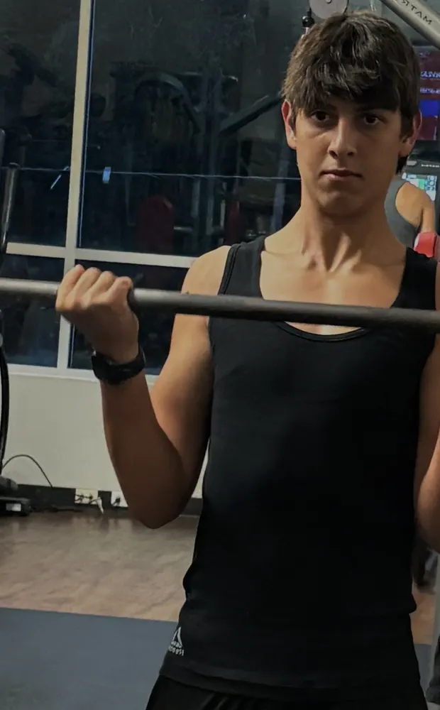Ruben lifting a barbell at the gym